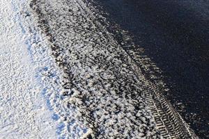 asfaltweg onder de sneeuw foto