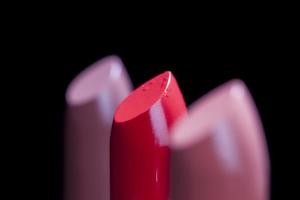 rode nieuwe lippenstift voor lippen kan door vrouwen worden gebruikt foto