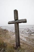 oud houten religieus kruis in het veld foto
