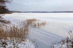 sneeuw drijft op het meer foto