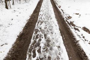 landelijke onverharde weg met sneeuw foto