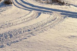 sporen in de sneeuw foto