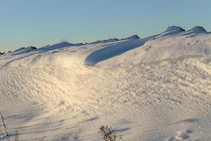 sneeuw drijft in de winter foto