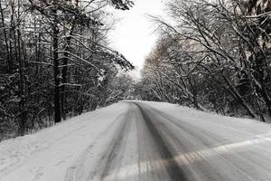 winterweg met sneeuw foto