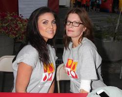 los angeles, 6 okt - nadia bjorlin, michelle stafford bij het licht de nacht de wandeling ten voordele van de leukemie-lymfoomvereniging in sunset-gower studio's op 6 oktober 2013 in los angeles, ca foto