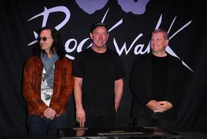 los angeles, 20 nov - rush, geddy lee, neil peert, alex lifeson bij de ceremonie waar rush wordt ingewijd in de rockwalk van het gitaarcentrum in het gitaarcentrum op 20 november 2012 in los angeles, ca. foto