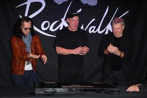 los angeles, 20 nov - rush, geddy lee, neil peert, alex lifeson bij de ceremonie waar rush wordt ingewijd in de rockwalk van het gitaarcentrum in het gitaarcentrum op 20 november 2012 in los angeles, ca. foto