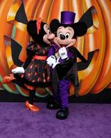 los angeles, 1 okt - minnie mouse, mickey mouse bij het vip disney halloween-evenement in disney consumer product pop-up store op 1 oktober 2014 in glendale, ca foto