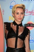 los angeles, 11 aug - miley cyrus in de 2013 teen choice awards perskamer in het gibson ampitheater universal op 11 augustus 2013 in los angeles, ca. foto