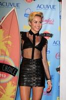 los angeles, 11 aug - miley cyrus in de 2013 teen choice awards perskamer in het gibson ampitheater universal op 11 augustus 2013 in los angeles, ca. foto