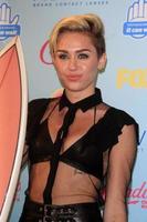 los angeles, 11 aug - miley cyrus in de 2013 teen choice awards perskamer in het gibson ampitheater universal op 11 augustus 2013 in los angeles, ca. foto