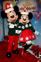 los angeles, 11 dec - mickey mouse, minnie mouse bij de disney on ice rode loper receptie in het nietjescentrum op 11 december 2014 in los angeles, ca foto