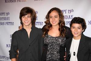 los angeles, 31 jul - billy unger, erin unger, eric unger arriveren op het 13e verjaardagsfeestje voor madison pettis in eden op 31 juli 2011 in los angeles, ca foto