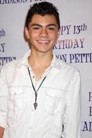 Los Angeles, 31 juli - Adam Irigoyen arriveert op het 13e verjaardagsfeestje voor Madison Pettis in Eden op 31 juli 2011 in Los Angeles, ca. foto