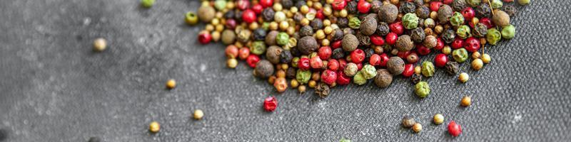 5 kruiden peperkorrels rode, zwarte, groene en witte peper, koriander vers gezond voedsel snack op tafel kopieer ruimte voedsel achtergrond foto