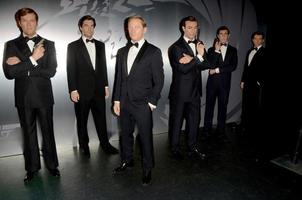 Los Angeles, 15 december - wassen beelden van zes Bond-acteurs bij de Madame Tussauds Hollywood onthult alle zes James Bonds in Was in het Tcl Chinese Theater op 15 december 2015 in Los Angeles, ca. foto
