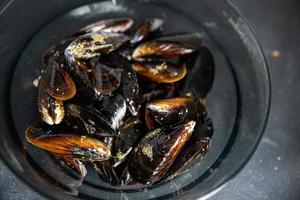 mosselen shell zeevruchten maaltijd eten snack op tafel kopieer ruimte voedsel achtergrond foto