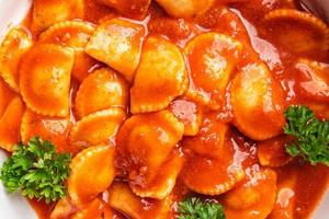 ravioli gevuld vlees pasta tomatensaus vers gerecht gezonde maaltijd voedsel snack dieet op tafel kopieer ruimte voedsel achtergrond rustiek bovenaanzicht foto