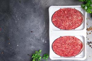 rauwe kotelet hamburger rundvlees varkensvlees vers gerecht gezonde maaltijd voedsel snack dieet op tafel kopieer ruimte voedsel achtergrond rustiek bovenaanzicht foto