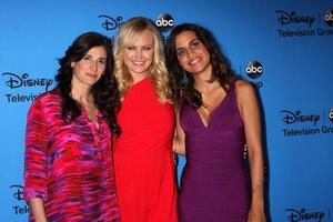 los angeles, 4 aug - michaela watkins, malin akerman, natalie morales arriveert op de abc zomer 2013 tca party in het beverly hilton hotel op 4 augustus 2013 in beverly hills, ca foto