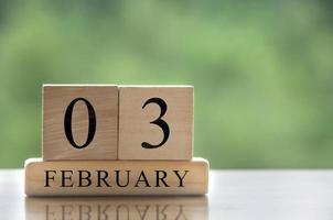 3 februari kalenderdatumtekst op houten blokken met aanpasbare ruimte voor tekst of ideeën. kopieer ruimte foto