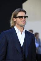 los angeles, 19 sep - brad pitt arriveert bij de moneyball wereldpremière op het grootste theater van de kunsten op 19 september 2011 in eikenland, ca foto