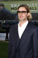 los angeles, 19 sep - brad pitt arriveert bij de moneyball wereldpremière op het grootste theater van de kunsten op 19 september 2011 in eikenland, ca foto