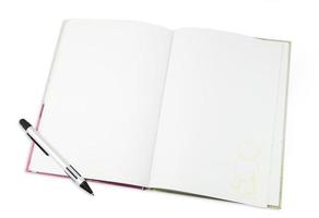 wit notitieboekje dat op witte achtergrond wordt geïsoleerd