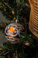 verbrande oranje bal op kerstboom foto