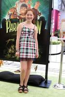 los angeles, 5 aug - emma kenney arriveert bij de paranormale première op universal citywalk op 5 augustus 2012 in universal city, ca foto