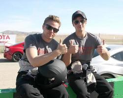 Los Angeles, 21 februari - Brett Davern, Nathan Kress bij de Grand Prix of Long Beach Pro Celebrity Race Training op de Willow Springs International Raceway op 21 maart 2015 in Rosamond, Californië foto