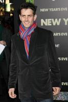 los angeles, 5 dec - joey mcintyre arriveert bij de wereldpremière van oudejaarsavond in het graumans chinese theater op 5 december 2011 in los angeles, ca. foto