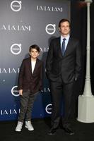 los angeles, 6 december - zoon, tom everett scott bij de la la land wereldpremière in het dorpstheater op 6 december 2016 in westwood, ca foto