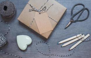 geschenkdoos met keramisch hart, potloden en oude schaar