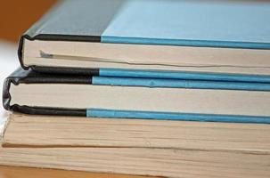 close-up van een stapel boeken op een bureau