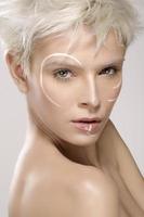 mooi blond model dat elegante artistieke make-up draagt foto