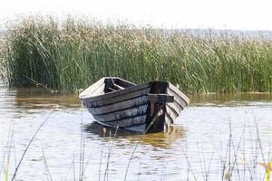 primitieve oude houten boten foto