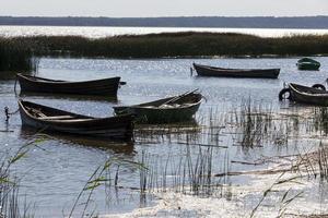 primitieve oude houten boten foto