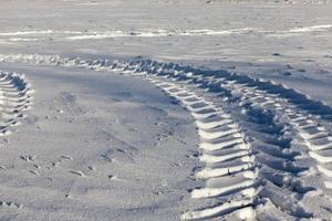 sporen op sneeuw foto