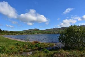 glooiende heuvels rondom ennerdale waterreservoir in engeland foto