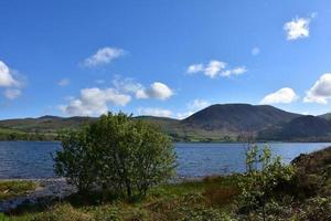 gletsjer ennerdale water omringd door heuvels in engeland foto