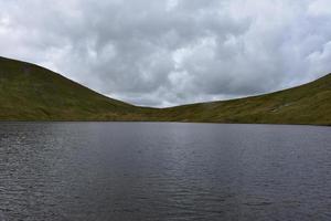 van dichtbij bekijken van grisdale tarn in engeland foto