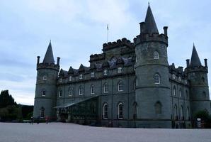 ronde stenen torens bij het kasteel van Inveraray foto