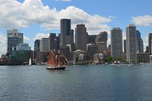 een prachtig uitzicht over de stad Boston en een zeilboot foto