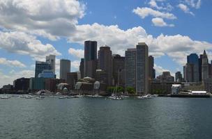 pluizige witte wolken boven de stad Boston foto