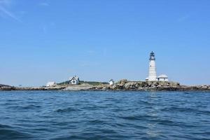 prachtig uitzicht op Boston Light in de haven van Boston foto