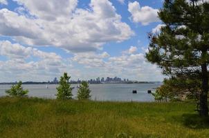 gezwollen witte wolken boven Boston in de verte foto