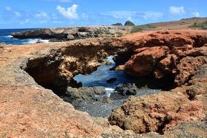 schilderachtig uitzicht op een natuurlijke brug in aruba foto