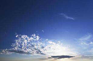 blauwe lucht en wolken foto