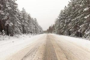 weg in het winterseizoen foto